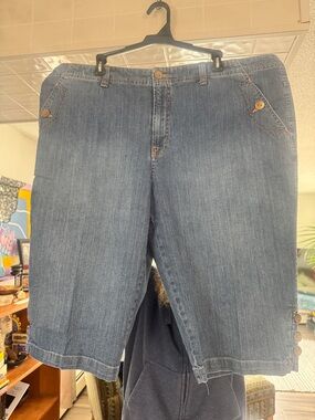 Bandolino Blu Denim Capri Pants 20W Plus Size Medium Wash Button Detail
